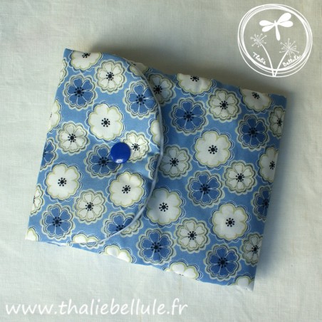 Pochette bleue pour ranger barrettes et élastiques à cheveux, vue fermée